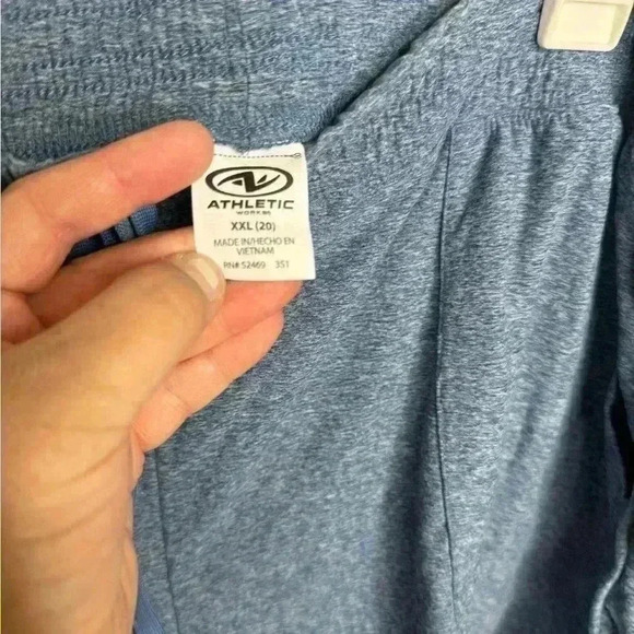 ATHLETIC Blue shorts with pockets, size XXL. - Picture 3 of 4